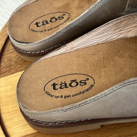 TAOS Footwear Taupe Snakeskin Royal Slider Mule New Size  8 - Picture 5 of 10